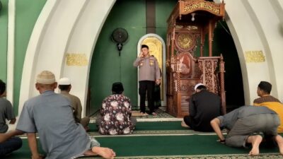 Usai Sholat Jumat, Kapolsek Perhentian Raja Ingatkan Jemaah: Jauhi Bakar Lahan, Itu Bisa Dipidana